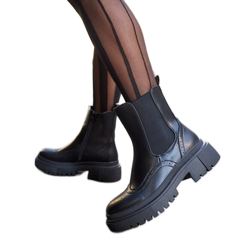 Černé kotníkové boty zdobené prošíváním Castella černá