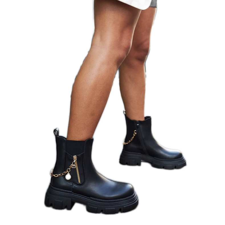 Černé kotníkové boty s ozdobným řetízkem Archard černá Černé kotníkové boty s ozdobným řetízkem Archard černá