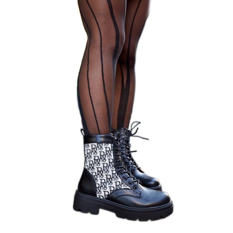 Černé kotníkové boty s ozdobnými nápisy Cisneros černá