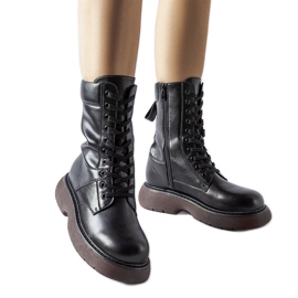 Černé zateplené kozačky s hnědou podrážkou Beata černá