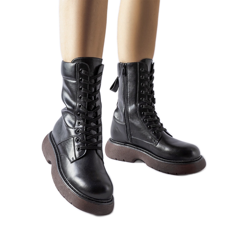 Černé zateplené kozačky s hnědou podrážkou Beata černá