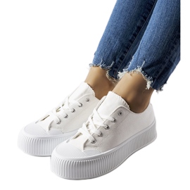 Bílé tenisky na silné platformě Fortunata bílý Bílé tenisky na silné platformě Fortunata bílý