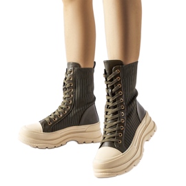 Tmavě zelené kozačky se světlou silnou podrážkou Vitto zelená