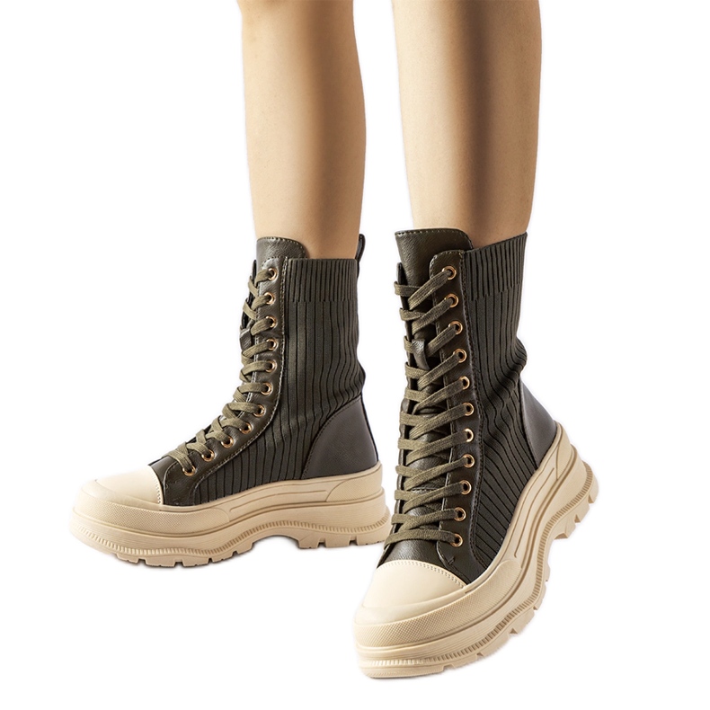 Tmavě zelené kozačky se světlou silnou podrážkou Vitto zelená