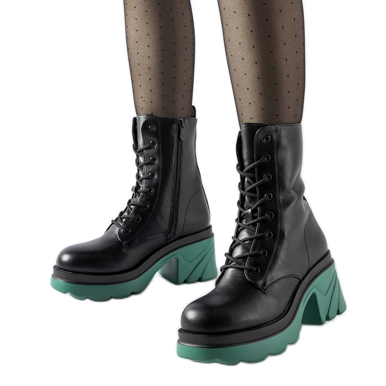 Černí izolovaní dělníci na námořním sloupu Costa černá