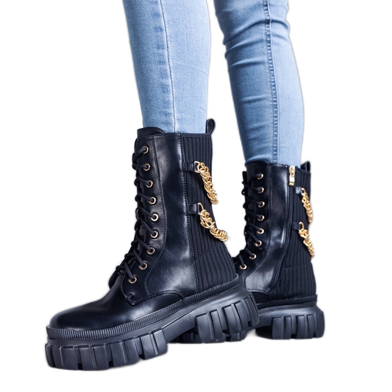 Černé kozačky zdobené řetízky Crocemosso černá