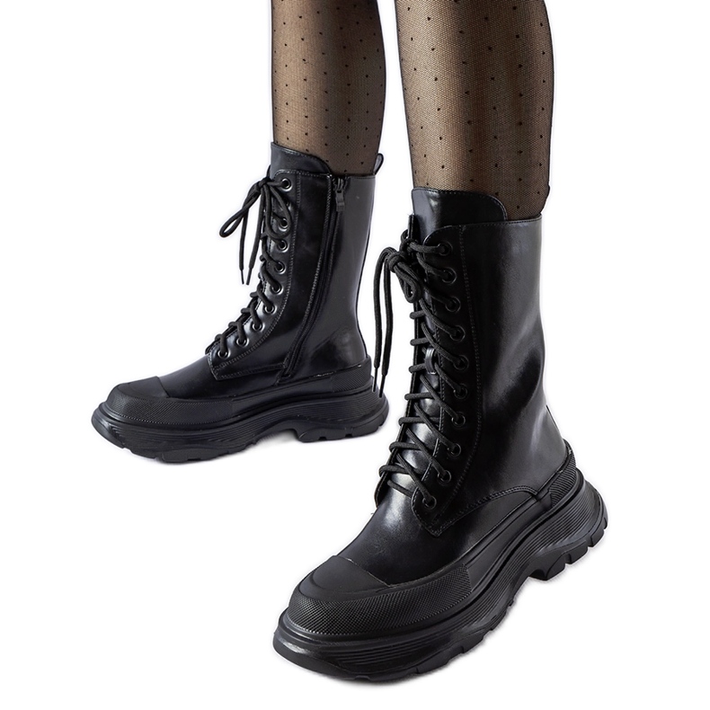 Černé dělnické boty se silnou černou podrážkou Crosia černá