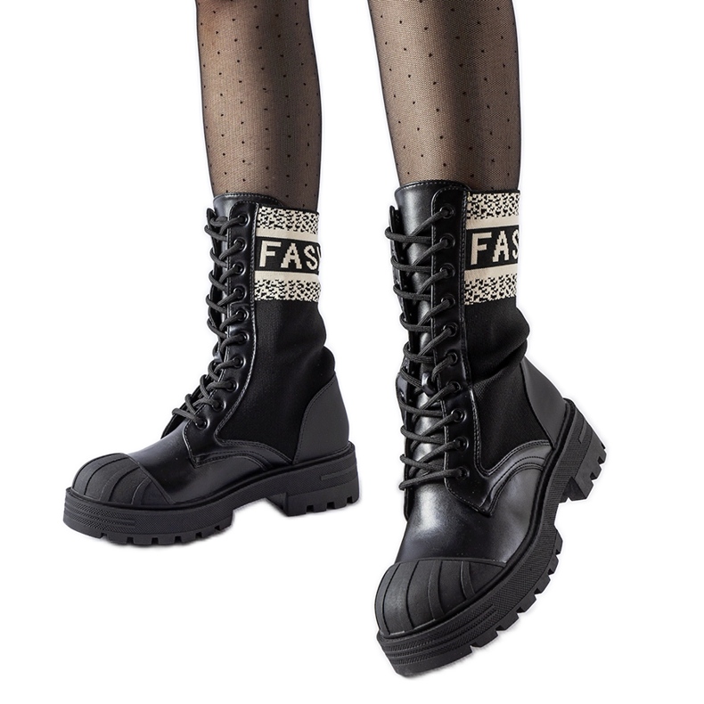 Černé ponožkové boty s bílým nápisem Daria černá