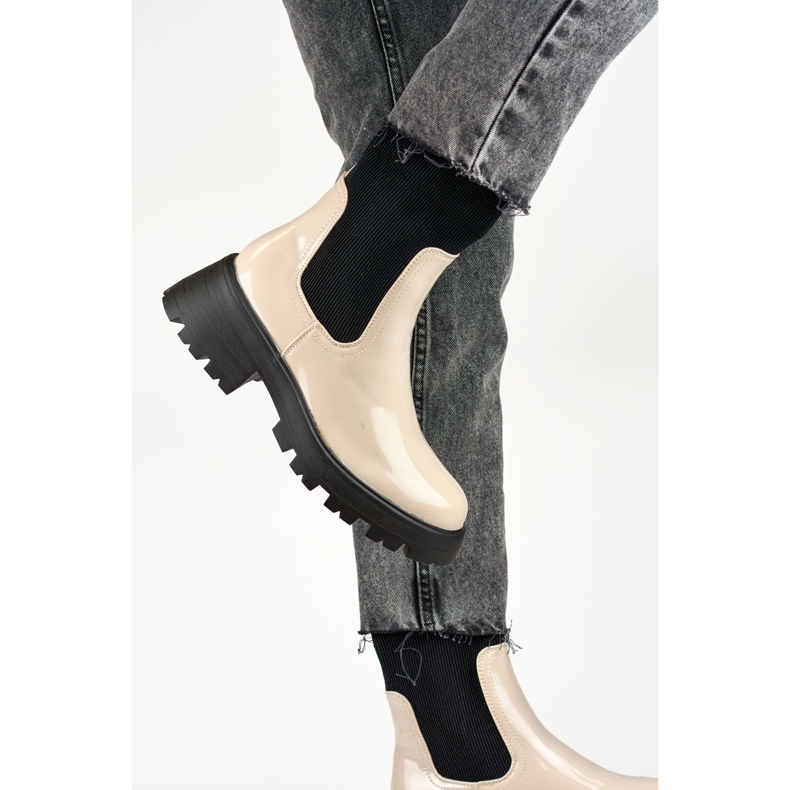 Béžové lakované dělnice s pružným svrškem béžový