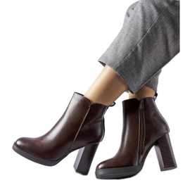 Hnědé zateplené kotníkové boty značky Sambruson hnědý Hnědé zateplené kotníkové boty značky Sambruson hnědý