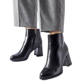 Černé zateplené kotníkové boty s ozdobným podpatkem Clivi černá Černé zateplené kotníkové boty s ozdobným podpatkem Clivi černá