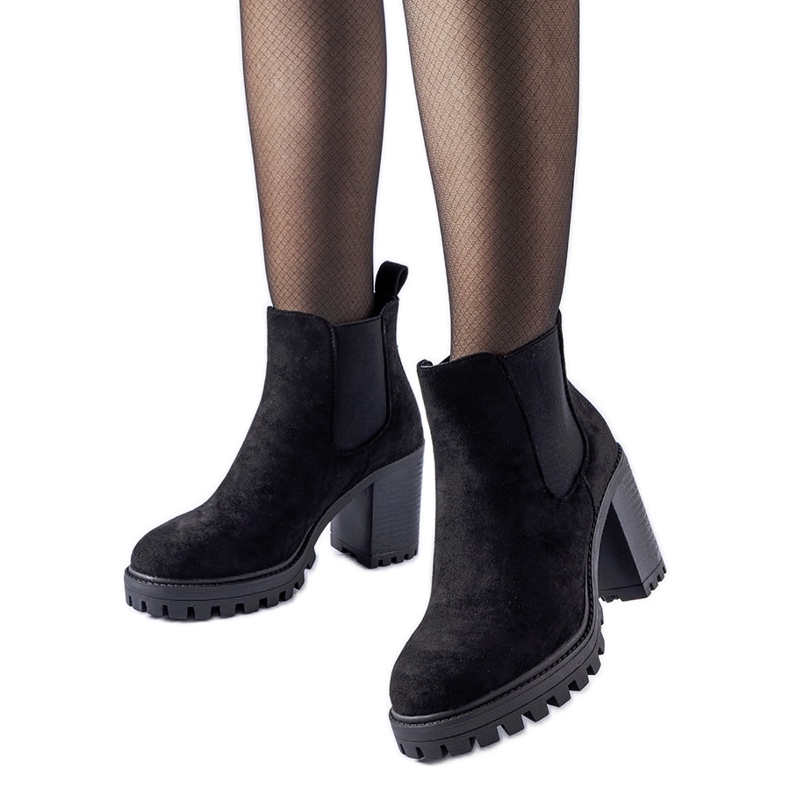 Černé kotníkové boty na masivním podpatku Montelparo černá