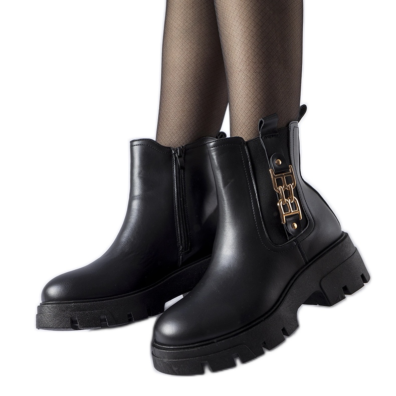 Černé masivní kotníkové boty s ozdobnou přezkou Nuovo černá