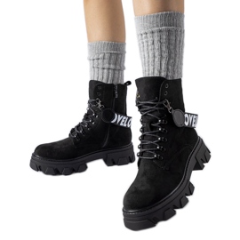 Černé kotníkové boty s ozdobným odnímatelným páskem černá Černé kotníkové boty s ozdobným odnímatelným páskem černá