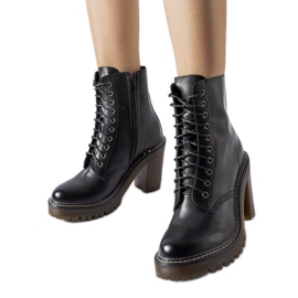 Černé šněrovací kotníkové boty Ezio černá