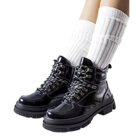 Černé lakované kotníkové boty značky Richards černý