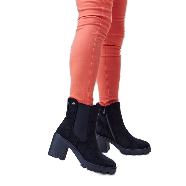 Černé zateplené kotníkové boty z ekologického semiše značky Caio černá