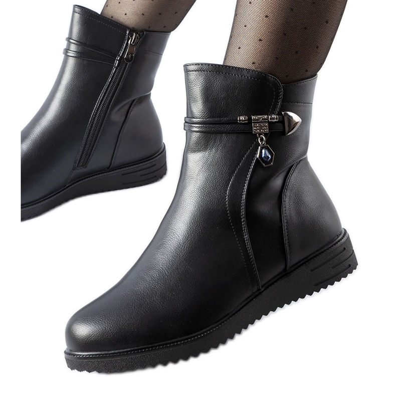 Černé zateplené kotníkové boty s ozdobným přívěskem Nola černá