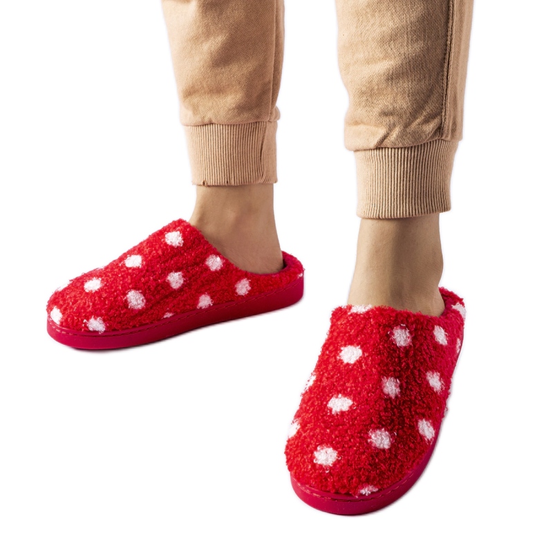 Červené teplé pantofle s bílými puntíky značky Laino