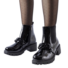 Černé lakované zateplené kotníkové boty s přezkou černá
