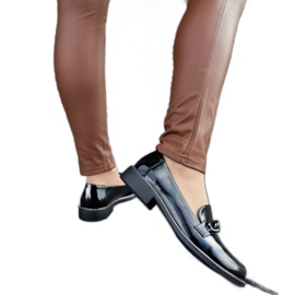 Černé lakované mokasíny se sponou černý