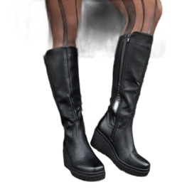 Černé zateplené kozačky na klínku černá Černé zateplené kozačky na klínku černá