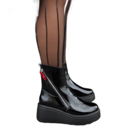 Černé zateplené kozačky na klínku černý