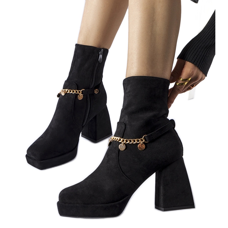 Černé zateplené kotníkové boty s přívěskem Saviore černá