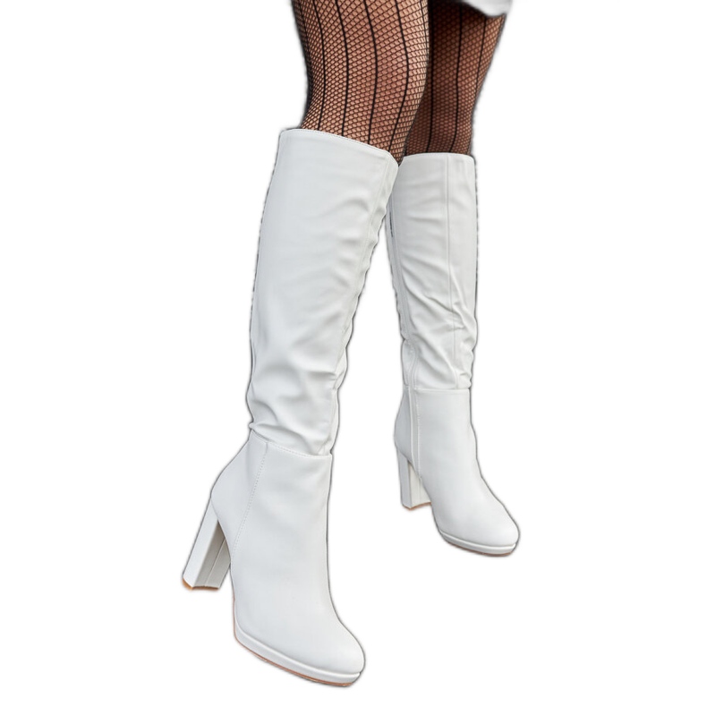 Bílé kozačky na vysokém podpatku značky Strother bílý