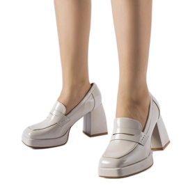 Šedé lakované lodičky na západním podpatku šedá