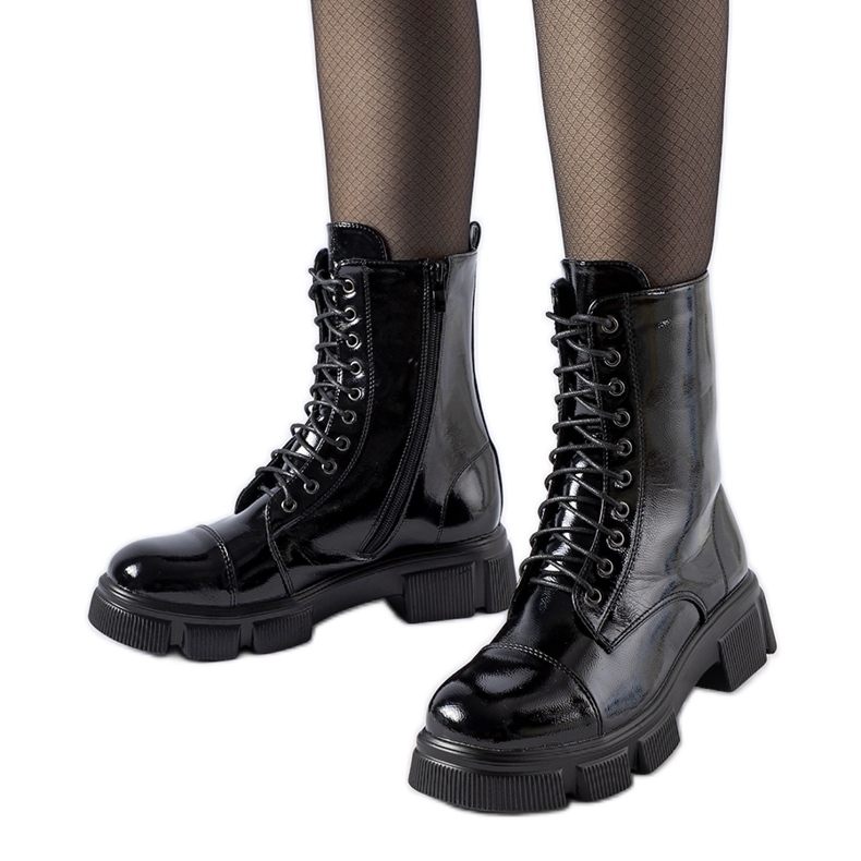 Černé zateplené lakované kotníkové boty od Reeds černá