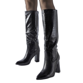 Černé kozačky s ražbou Facino na patě černá