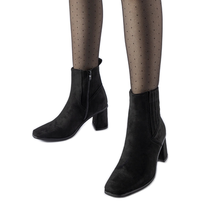 Černé kotníkové boty s hranatou špičkou od Pastiny černá