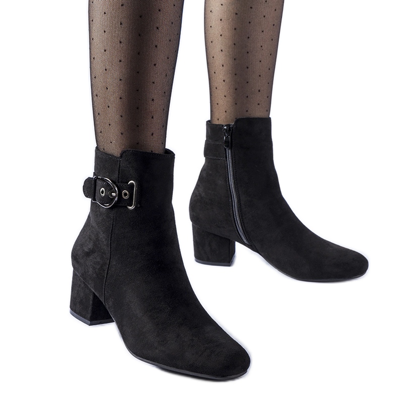 Černé kotníkové boty na nízkém podpatku vyrobené z ekologického semiše Nemaha černá Černé kotníkové boty na nízkém podpatku vyrobené z ekologického semiše Nemaha černá