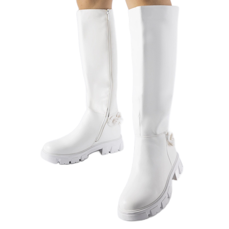 Bílé ploché kozačky s řetízkem od Armand bílý Bílé ploché kozačky s řetízkem od Armand bílý