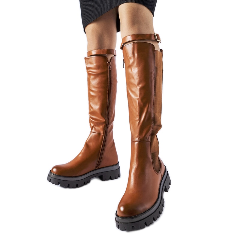 Hnědé masivní kozačky zdobené páskem Stuart hnědý