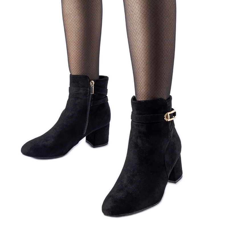 Černé kotníkové boty na nízkém podpatku s přezkou Sesto černá