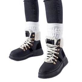 Černí dělníci na masivní platformě Rodrigo černý