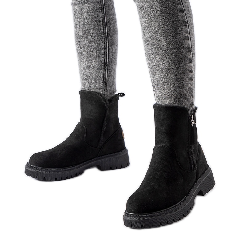 Černé zateplené klasické kotníkové boty Tesoriero černá Černé zateplené klasické kotníkové boty Tesoriero černá