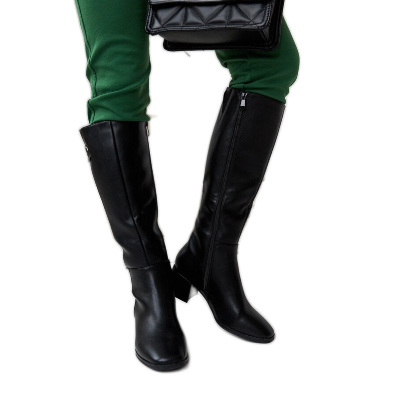 Černé kozačky s ozdobnou Sydney sponou černá