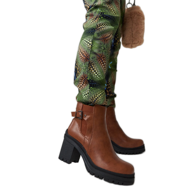 Hnědé kotníkové boty na nízkém podpatku s poutkem na pásek značky Favale hnědý