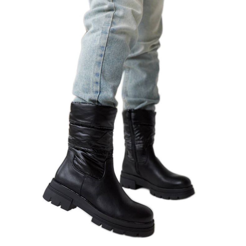 Černé zateplené kotníkové boty s prošíváním Malvaro černá