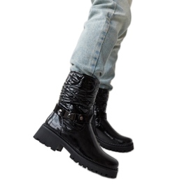 Černé lakované boty s ozdobným páskem Lido černý