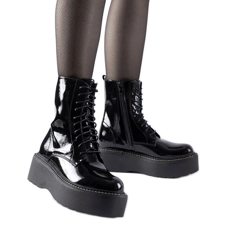 Černí patentoví pracovníci na platformě Leos černá