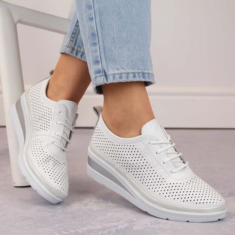 Dámské kožené prolamované sportovní boty na klínku, bílé, T.Sokolski W24-150 bílý