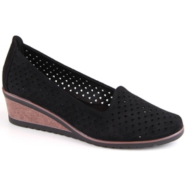 Dámské semišové prolamované boty na klínku, černé Potocki SZ12306 černá Dámské semišové prolamované boty na klínku, černé Potocki SZ12306 černá