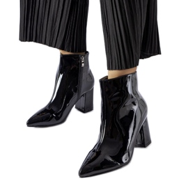 Černé lakované kotníkové boty značky Usinaya černý