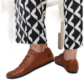 Hnědé boty s patentovanou špičkou od Parady hnědý Hnědé boty s patentovanou špičkou od Parady hnědý