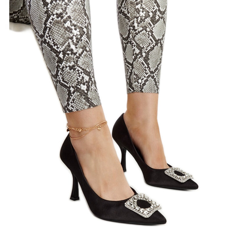 Černé vysoké podpatky se saténovým povrchem a kamínky Clemente černá