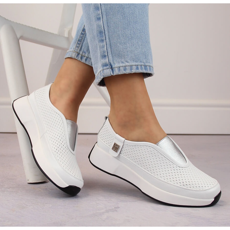 Kožené pohodlné dámské sportovní nazouváky, bílé, T.Sokolski 456 bílý Kožené pohodlné dámské sportovní nazouváky, bílé, T.Sokolski 456 bílý